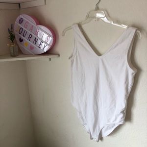 GAP vneck white bodysuit 🔥